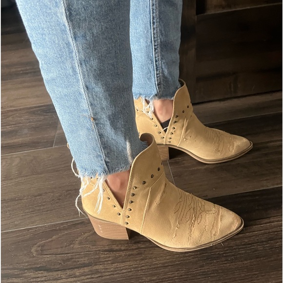 Note: this material tends to peel and looking more vintage. Super versatile! - Picture 3 of 4